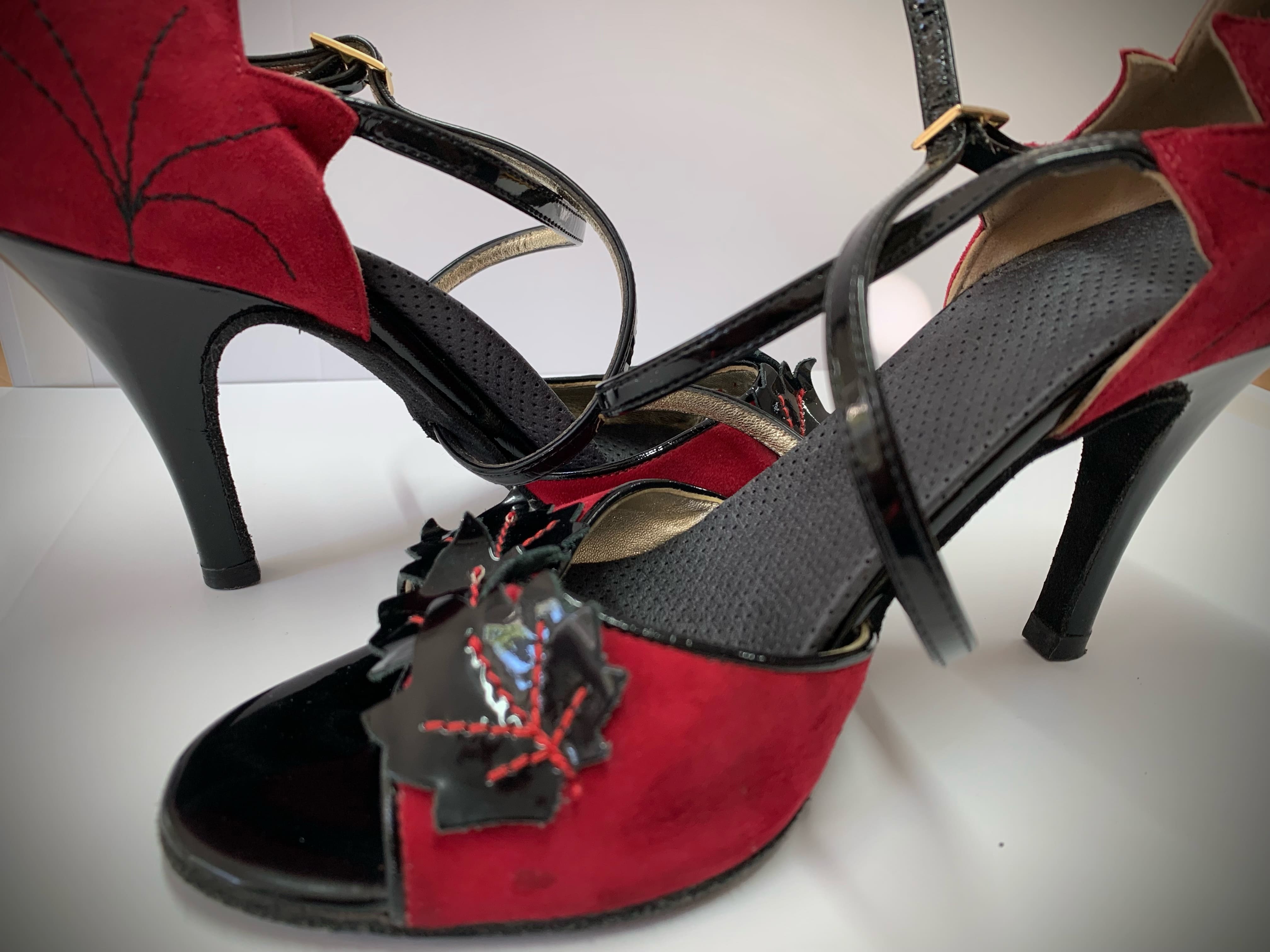 easySoles-Einlagen in schwarz-roten Schuhen